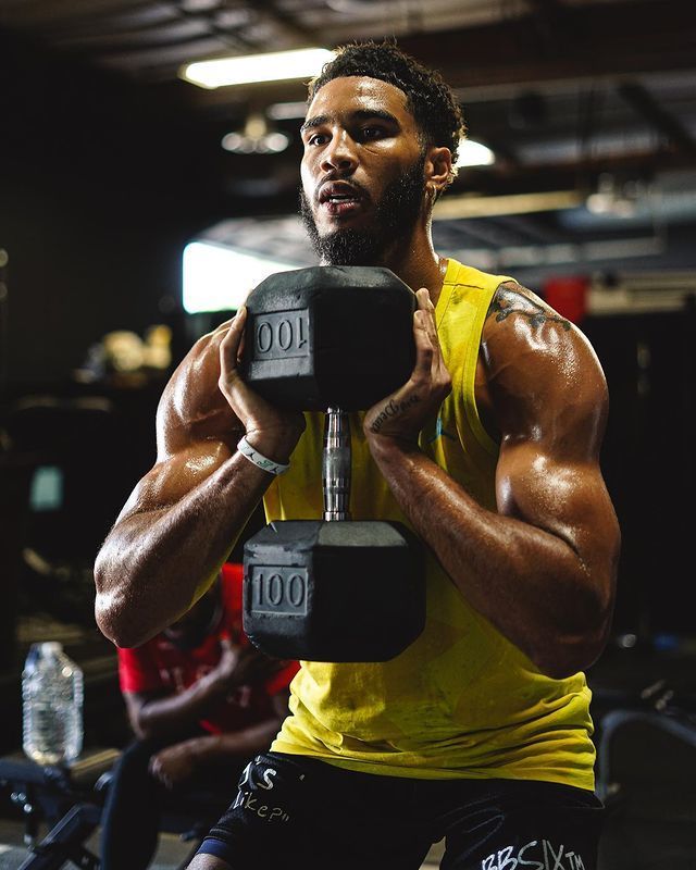 丹佛掘金训练开放日，窗口期造点机会引欢呼，欧超杯在即，身体对抗强度拉满的简单介绍